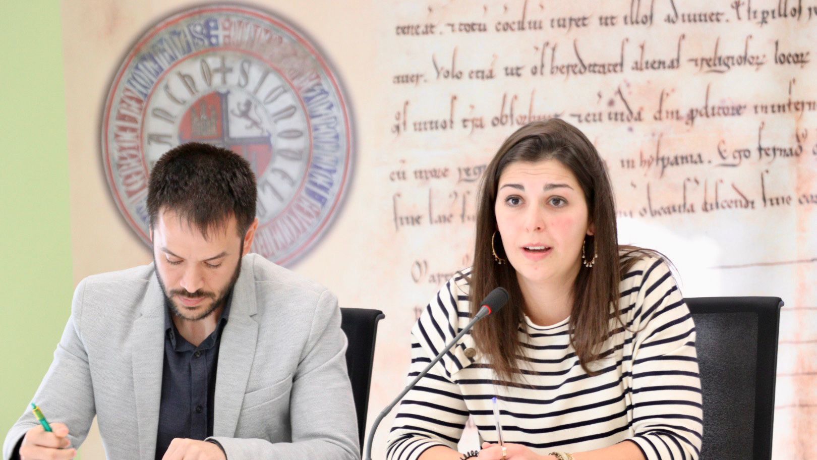La concejal de Educación, Mercedes Benítez; y José Delgado, secretario técnico de la Cátedra