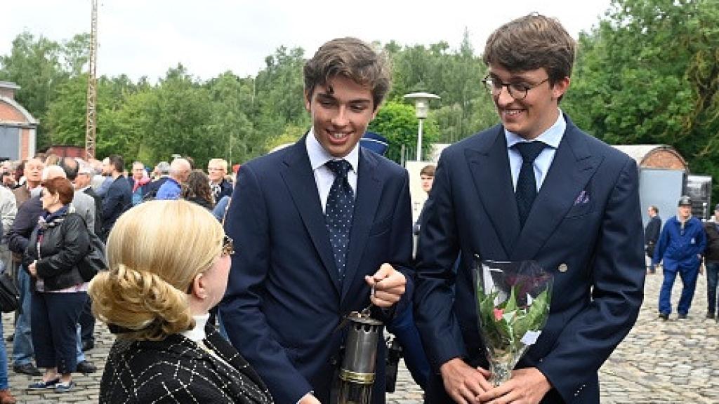 Los príncipes gemelos Aymeric y Nicolas en el acto de la 67ª Conmemoración de la tragedia del Bois du Cazier.