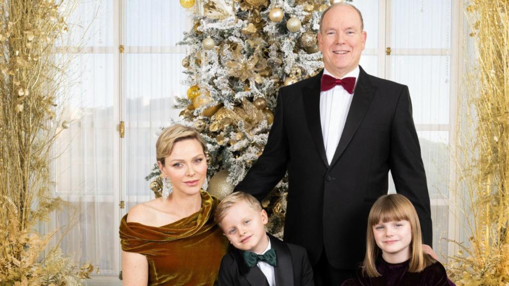 Alberto y Charlène de Mónaco, junto a sus hijos, en la felicitación de Navidad.
