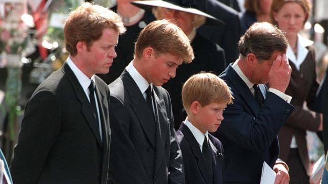 De izquierda a derecha, Earl Spencer, Guillermo, Harry y Carlos de Inglaterra.