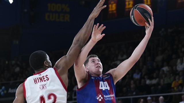 Hines trata de taponar a Joel Parra.