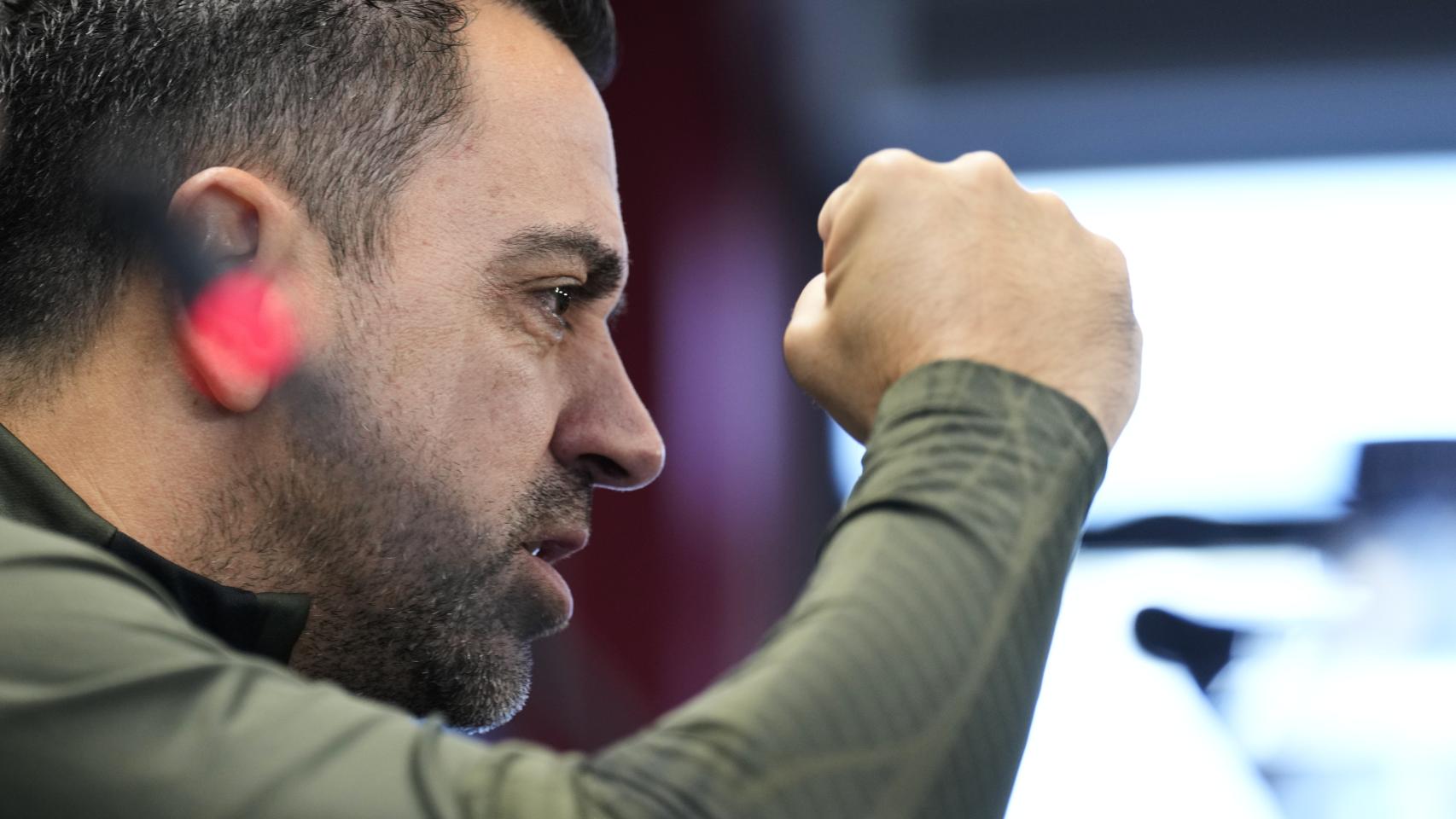 Xavi alza el puño durante la rueda de prensa.