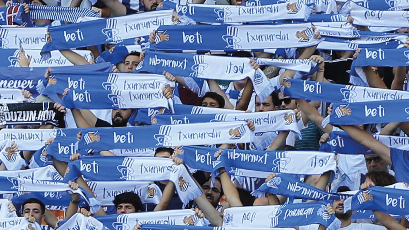 Aficionados de la Real Sociedad, con las bufandas al viento.