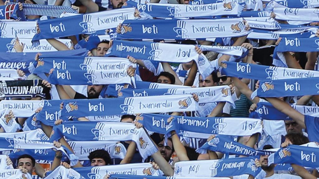 Aficionados de la Real Sociedad, con las bufandas al viento.