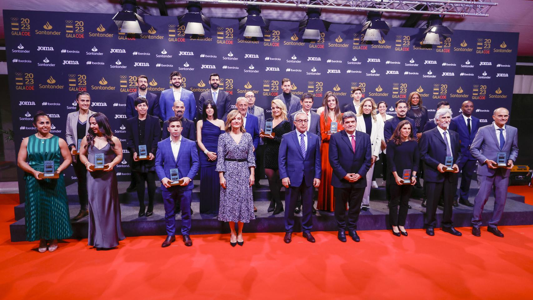 El presidente del COE, Alejandro Blanco (c) y los ministros de Transformación Digital, José Luis Escrivá (c-d) y de Educación, Pilar Alegría (c-i), posan con los premiados en en la XVIII Gala del COE.