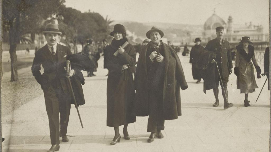 Paul Guillaume, la Sra. Archipenko y Modigliani en Niza,  en el Paseo de los Ingleses. © RMN-Grand Palais (Musée de l'Orangerie) / Archives  Alain Bouret, image Dominique Cout