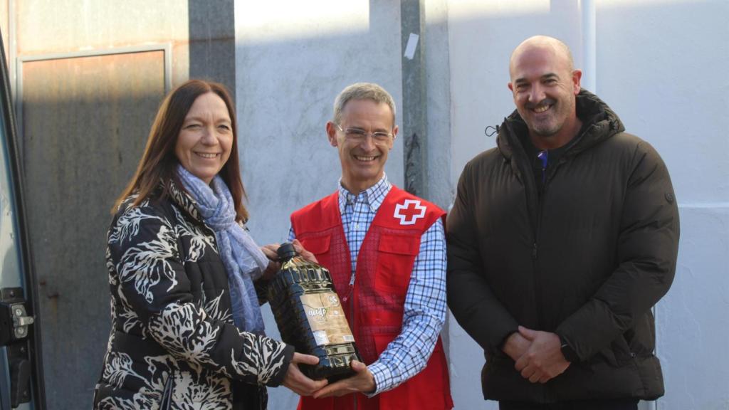 La alcaldesa de Alcázar de San Juan, Rosa Melchor, en la donación de 700 litros de aceite de oliva de producción propia a las residencias y bancos de alimentos