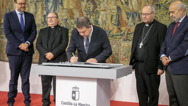 Firma del convenio. Foto: JCCM.
