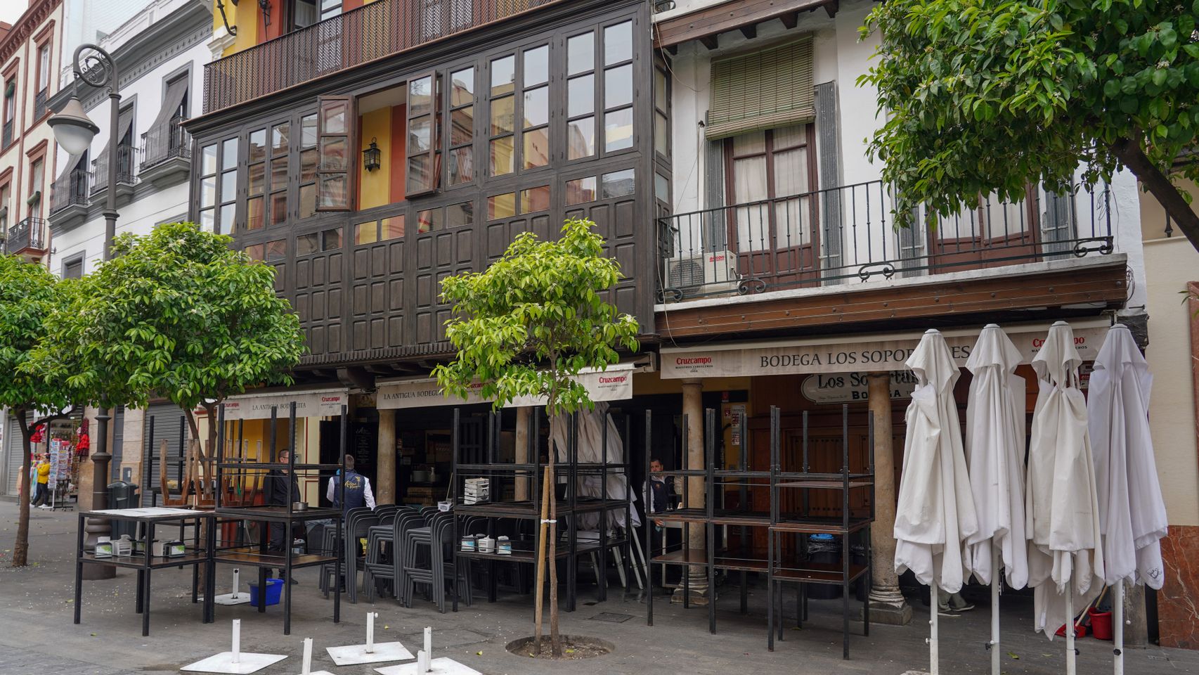 Bar de la plaza del Salvador cerrado.