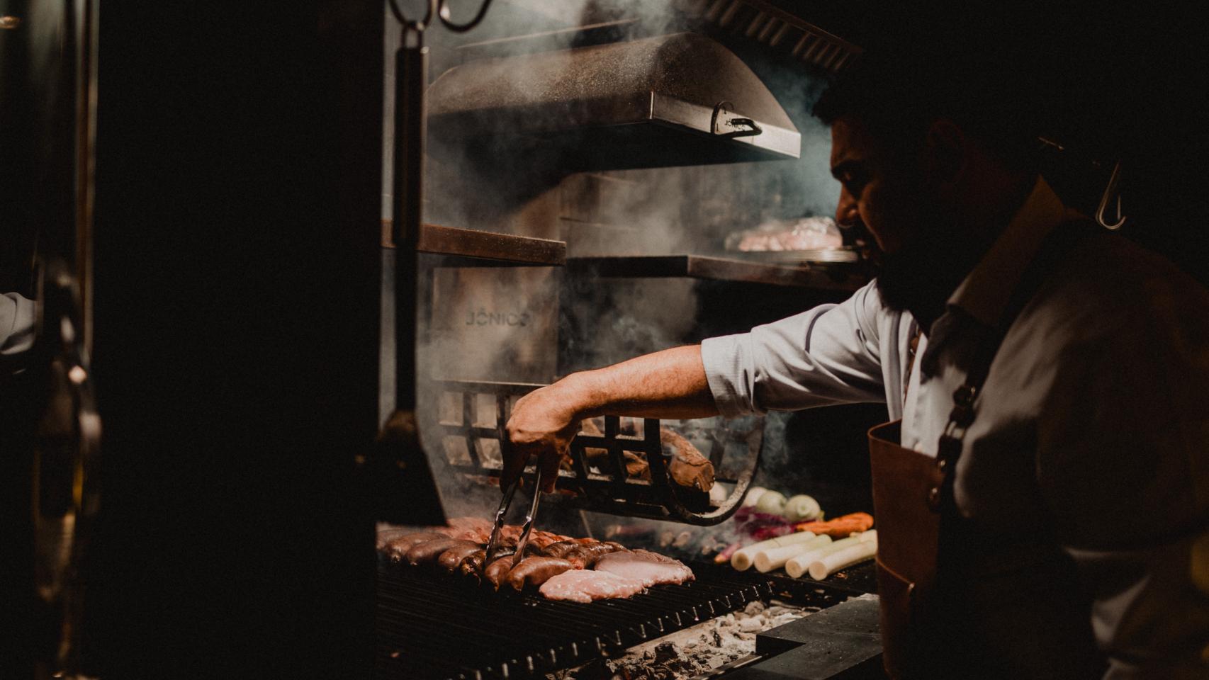 El maestro de carnes argentino José Antonio Figueroa en el nuevo restaurante de parrillada argentina.