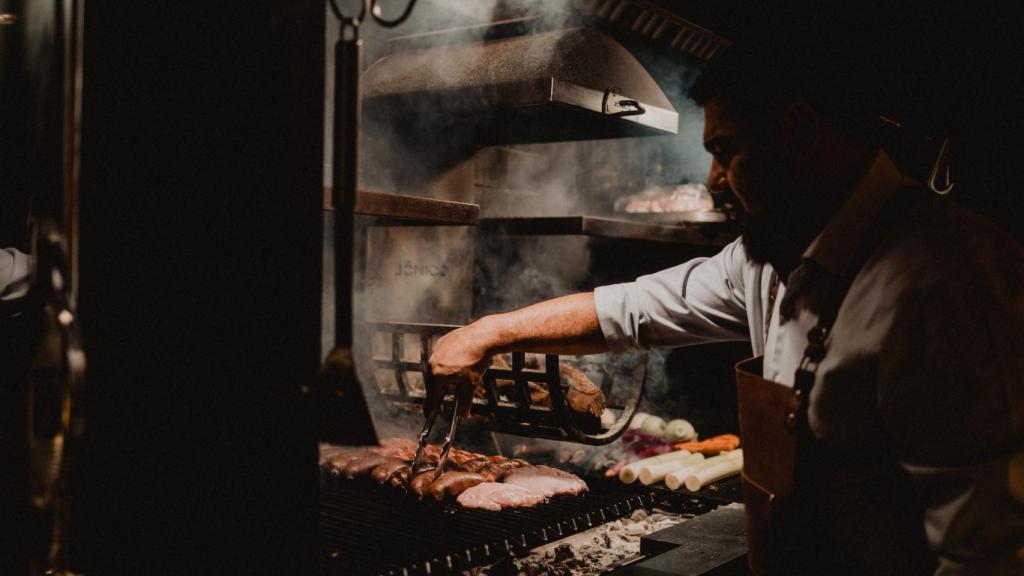 El maestro de carnes argentino José Antonio Figueroa en el nuevo restaurante de parrillada argentina.