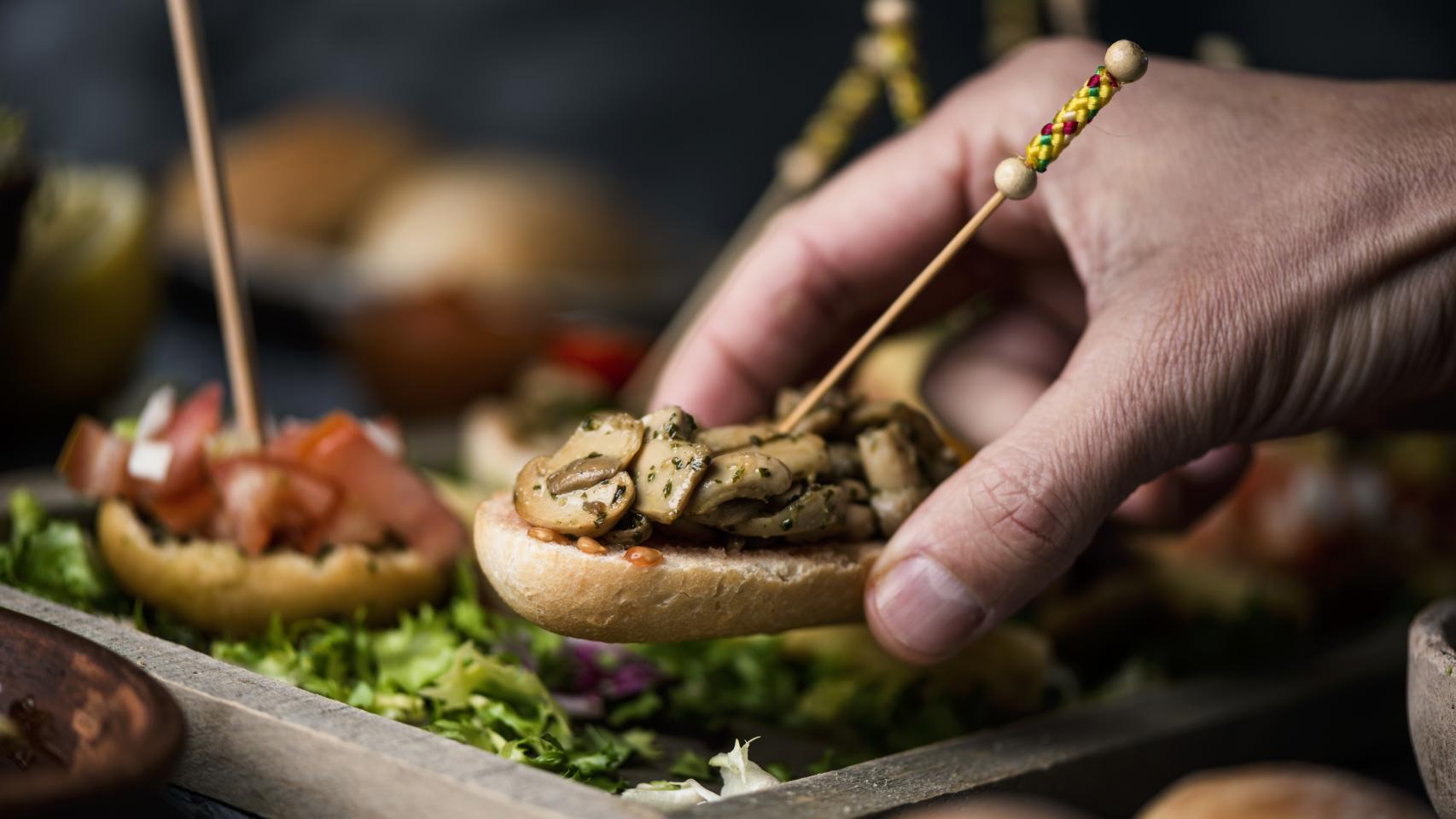 El restaurante de Madrid que triunfa con sus tapas tradicionales: tiene dos cartas y un restaurante gastro.