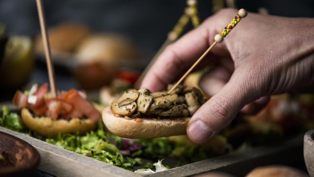 El restaurante de Madrid que triunfa con sus tapas tradicionales: tiene dos cartas y un restaurante gastro.