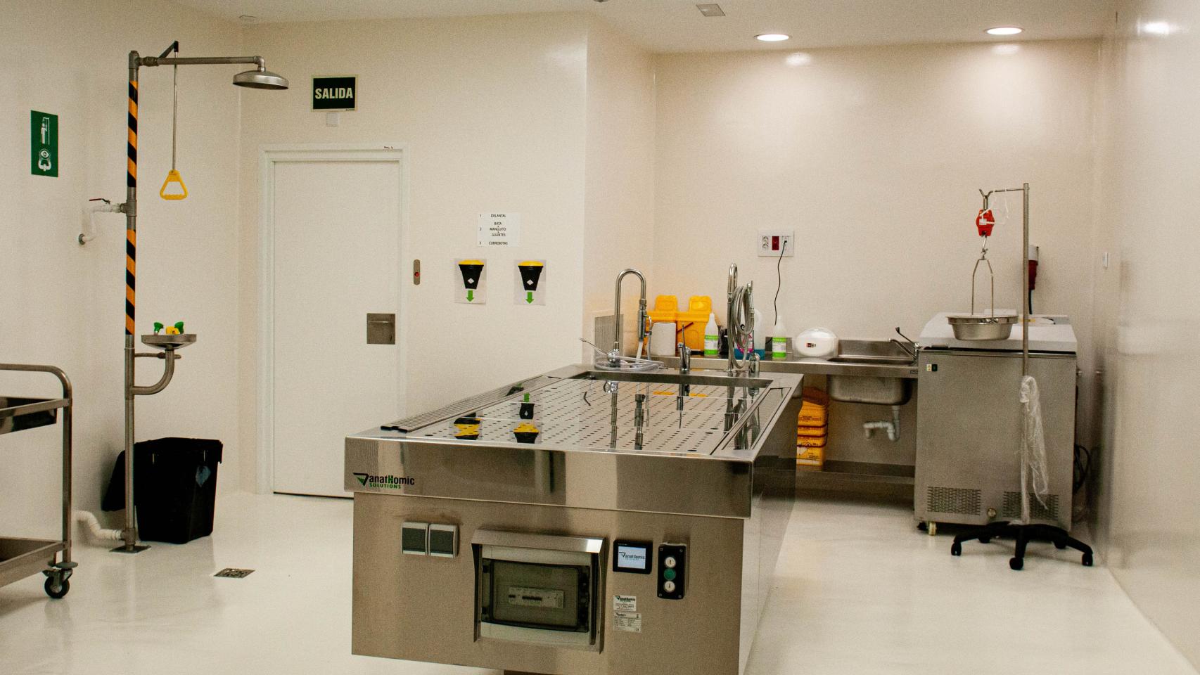 Una mesa de autopsias en el Instituto de Medicina Legal y Ciencias Forenses.