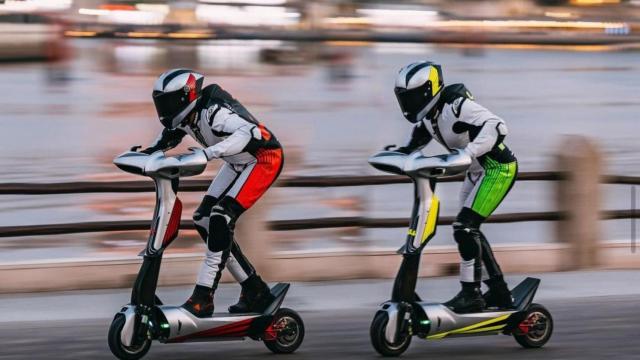 Dos pilotos de patinetes eléctricos a toda pastilla en una prueba.