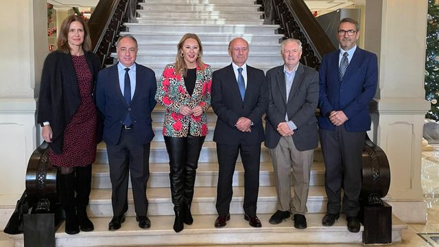 Carolina España y Carlos Rubio, en el centro, entre otros directivos.