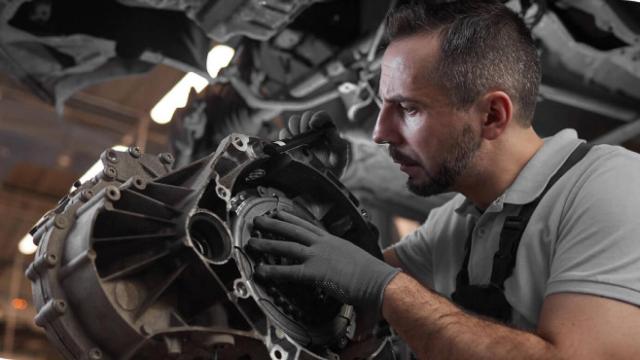 Imagen de un taller de reparación de vehículos.