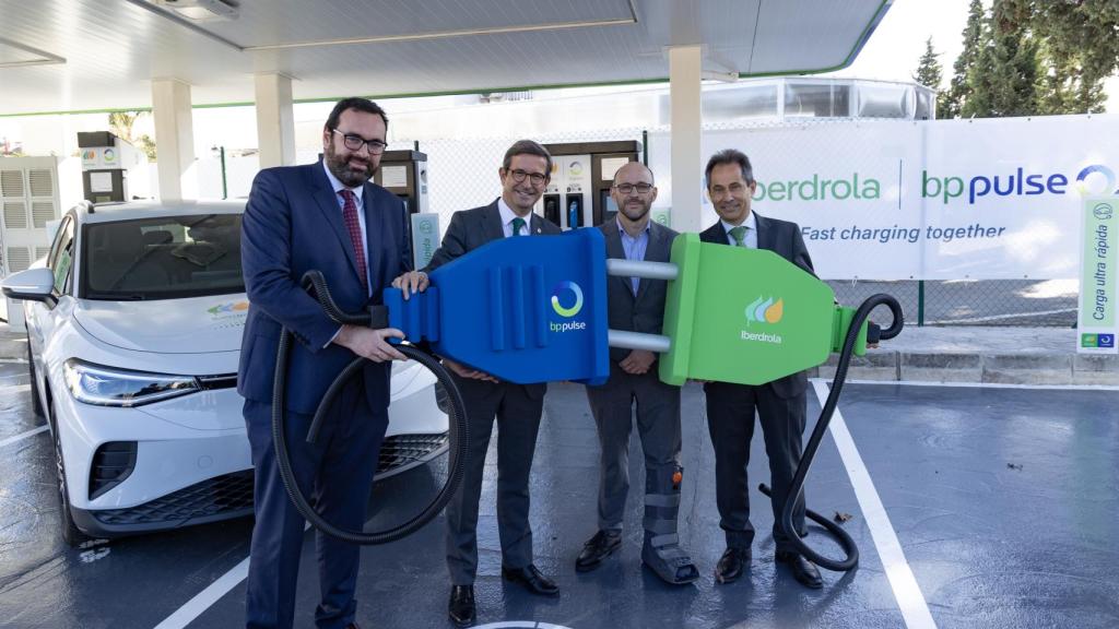 De izquierda a derecha: Ildefonso Boto, director de Movilidad Eléctrica para el sur de Europa de bp; Jorge Paradela, consejero de Industria, Energía y Minas de la Junta de Andalucía, Pablo Pirles, director general de Iberdrola | bp pulse, y Antonio Fernández, delegado institucional de Iberdrola en Andalucía.