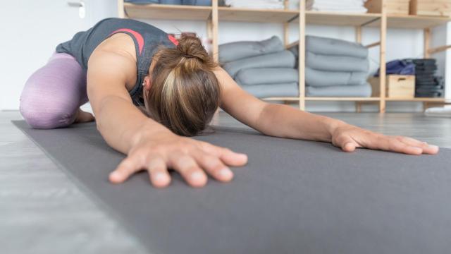 Imagen de una mujer realizando ejercicio.