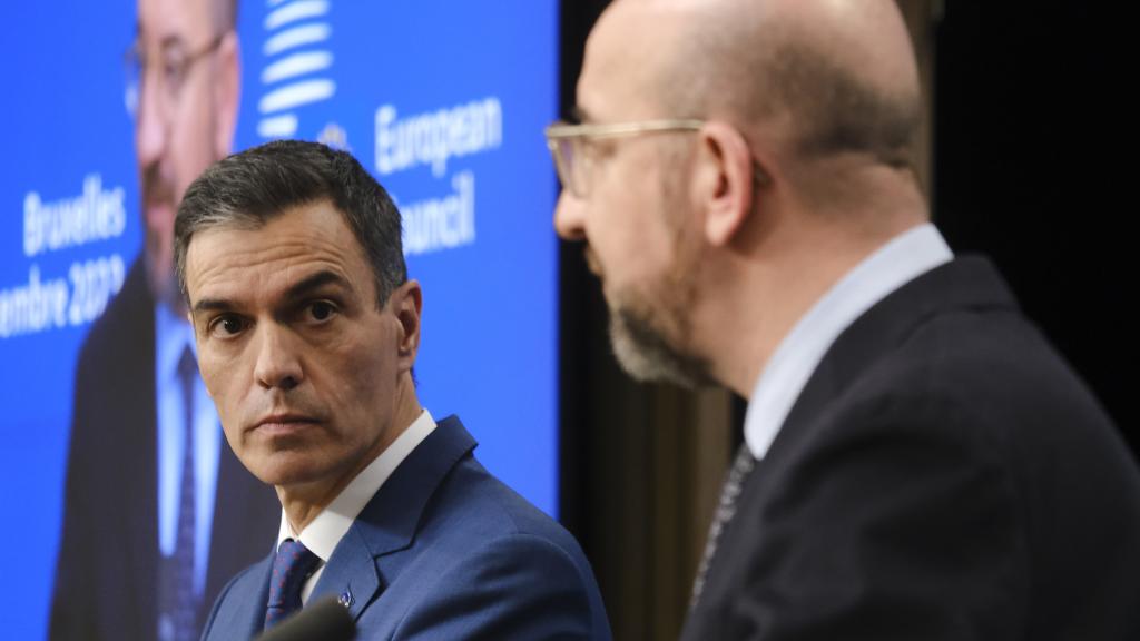 Pedro Sánchez y Charles Michel, durante la rueda de prensa final del Consejo Europeo que ha concluido este viernes en Bruselas