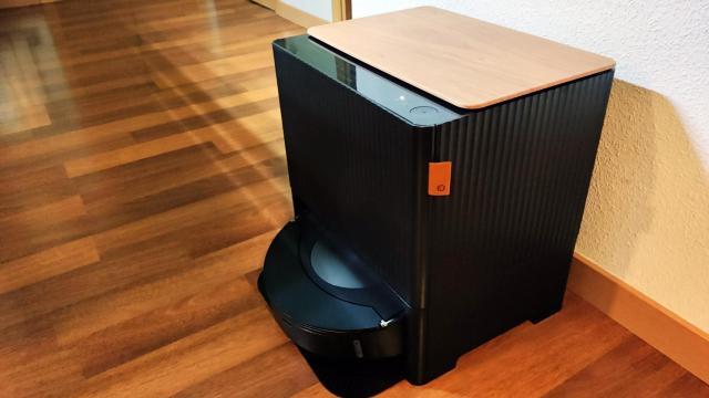 La Roomba Combo J9+ en su base de vaciado