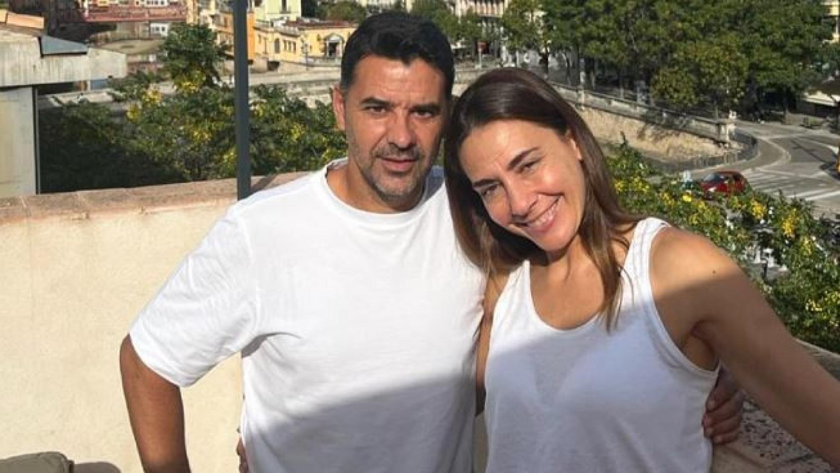 Míchel junto a su mujer en una azotea con la vista de Gerona de fondo.