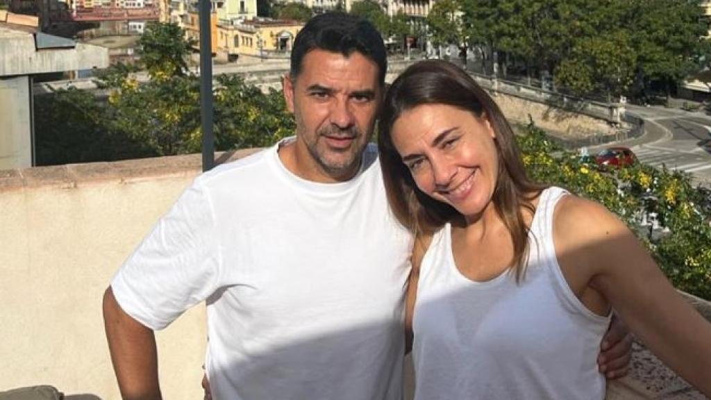 Míchel junto a su mujer en una azotea con la vista de Gerona de fondo.