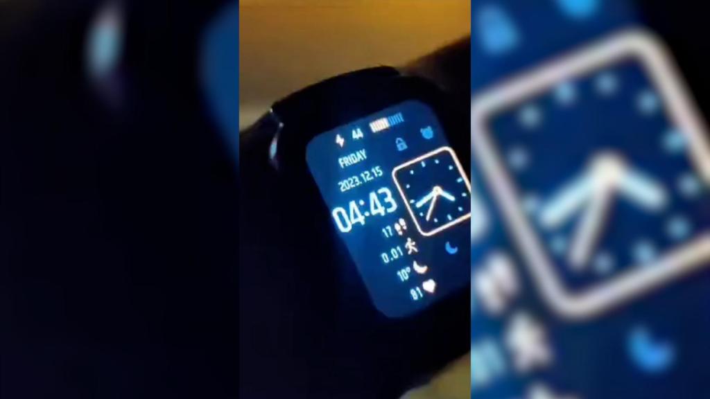 Javi, un vecino del Barrio del Carmen, mostrando su reloj para denunciar la hora a la que estaban sonando los villancicos.