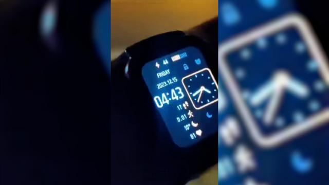 Javi, un vecino del Barrio del Carmen, mostrando su reloj para denunciar la hora a la que estaban sonando los villancicos.