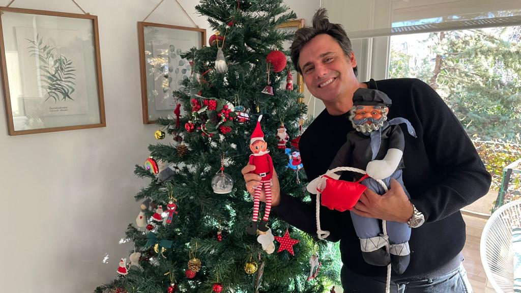 Ion Aramendi y su árbol de Navidad.