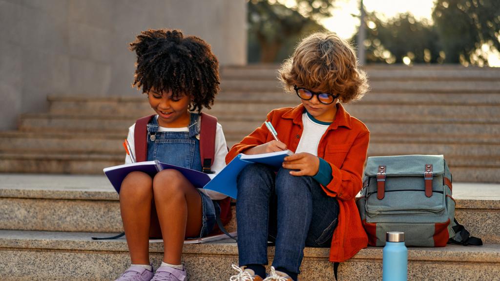 Imagen de dos niños a la puerta del colegio