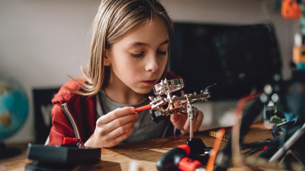Imagen de una niña aprendiendo robótica