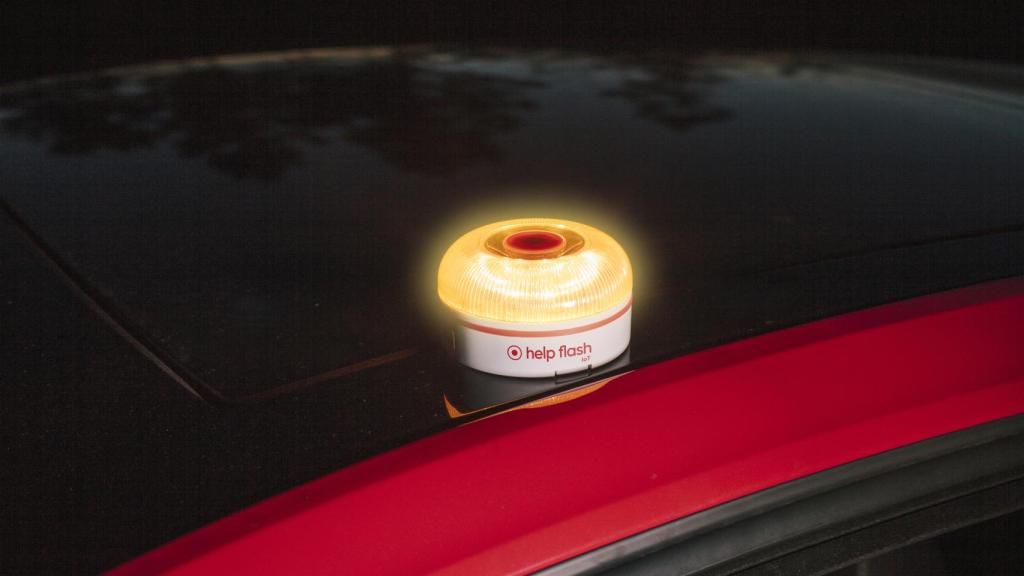 Esta baliza luminosa y conectada es indispensable para señalar nuestra posición.