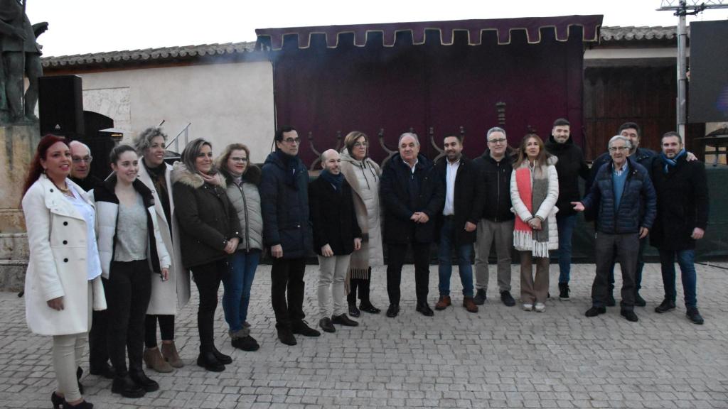 Las autoridades posan antes del Auto del Nacimiento de Nuestro Señor, que se representa en Villamuriel de Cerrato