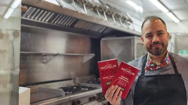 Jorge Jurado, con dos de las guías Michelin en que aparece su local, a la espera de la edición 2024.