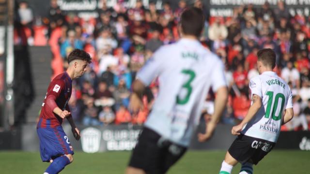 3-3. El Eldense tira de épica para levantar un 0-3 ante el Racing
