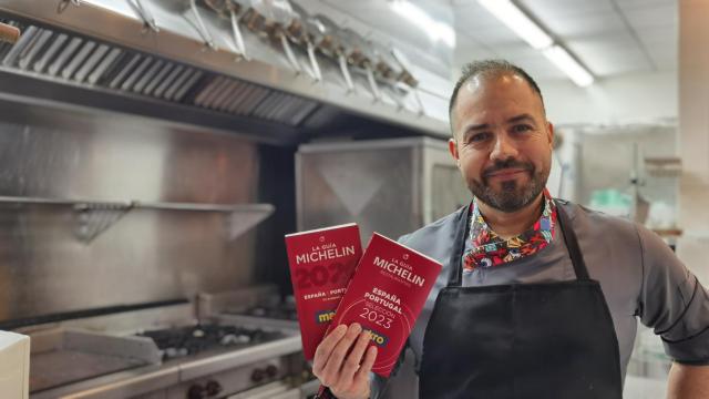Jorge Jurado, con dos de las guías Michelin en que aparece su local, a la espera de la edición 2024.