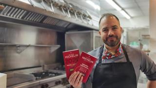 Jorge Jurado, con dos de las guías Michelin en que aparece su local, a la espera de la edición 2024.