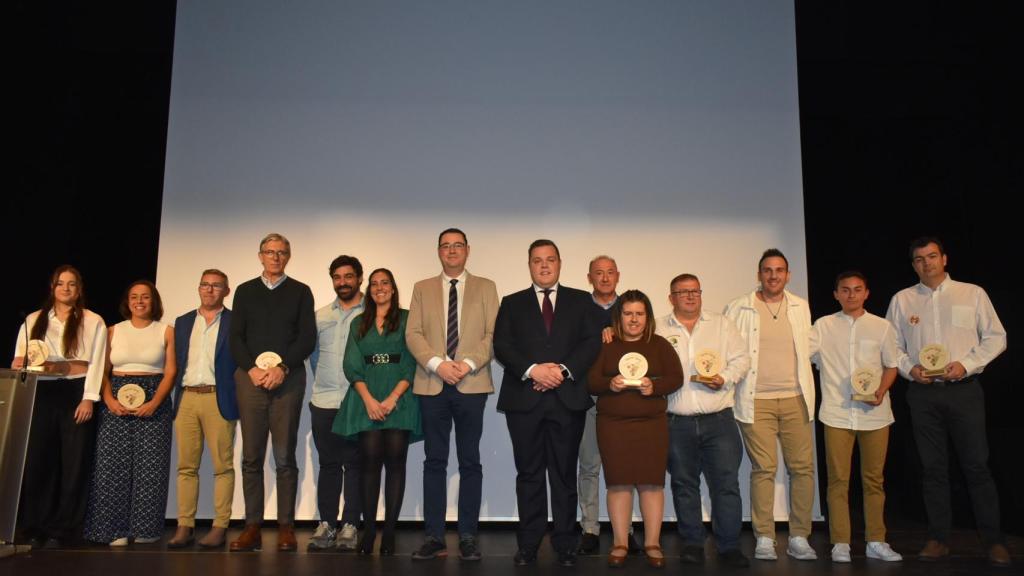 Foto de familia de los premiados en la II Gala Deportiva de Cigales