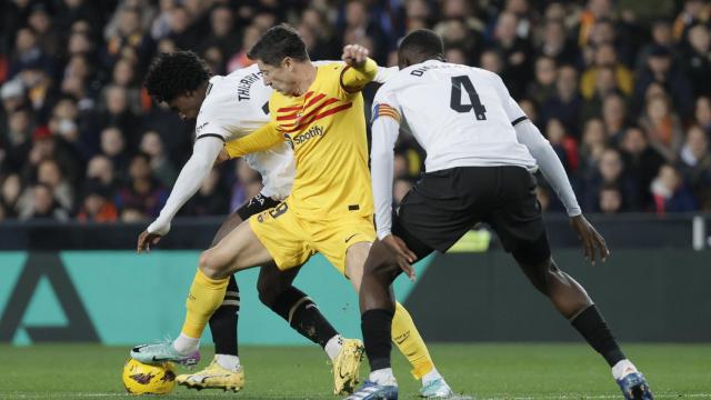 Lewandowski pelea un balón