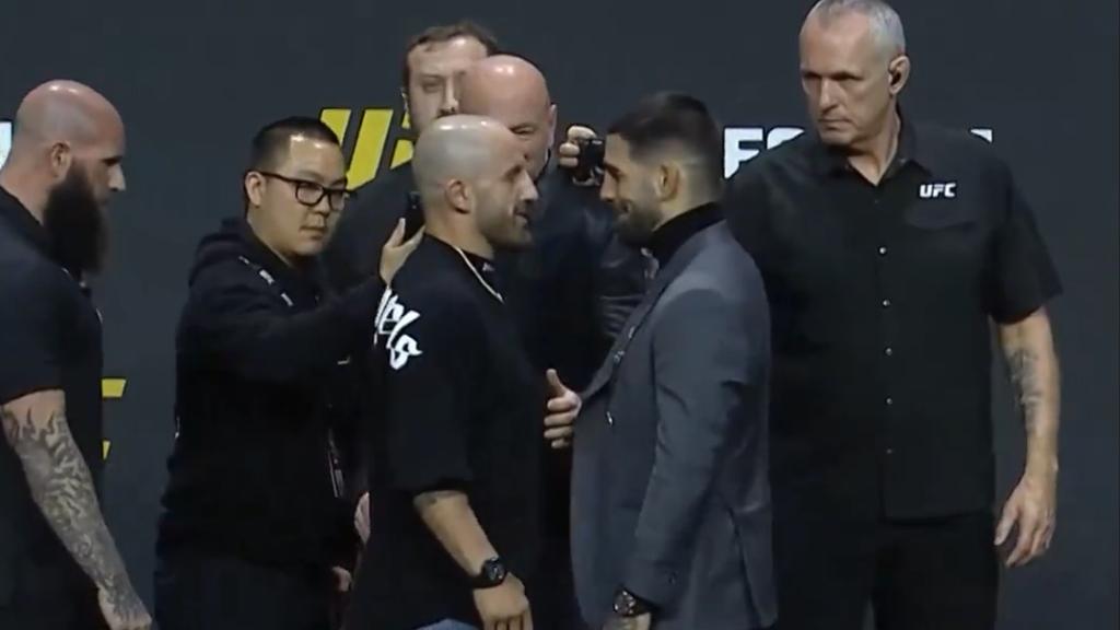 El primer careo entre Volkanovski e Ilia Topuria
