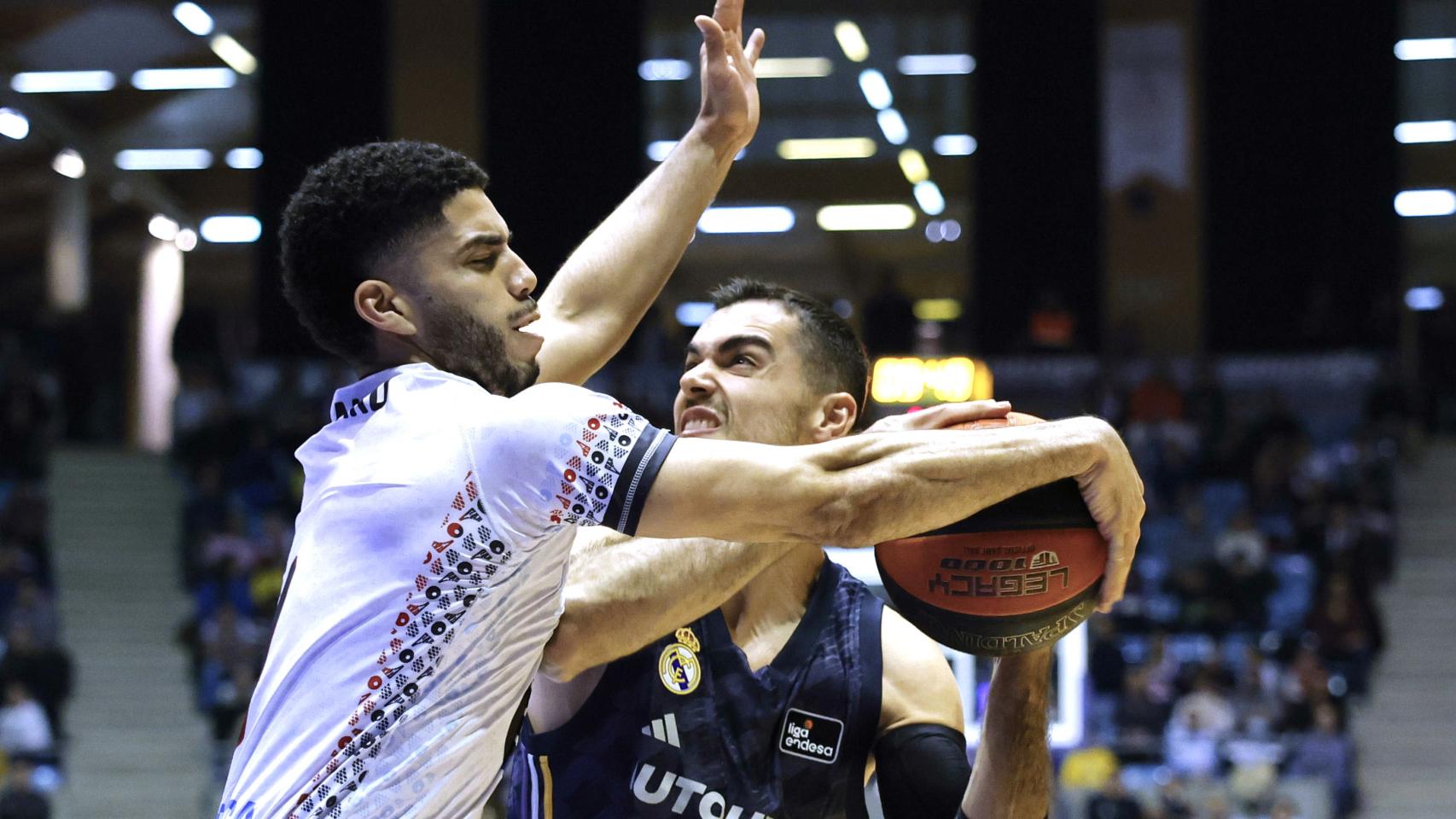 Alberto Abalde, jugador del Madrid, ante Jordan Howard