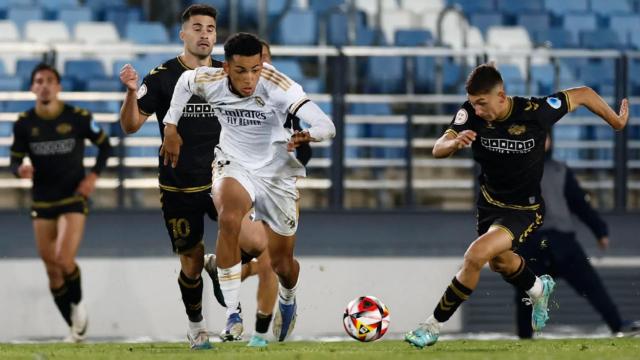 Álvaro Rodríguez, del Castilla, en una acción frente al Intercity