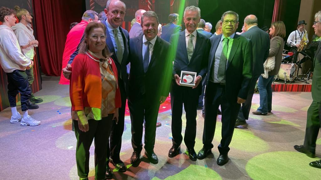 García-Page entregando el galardón a la Fundación Iberdrola España.