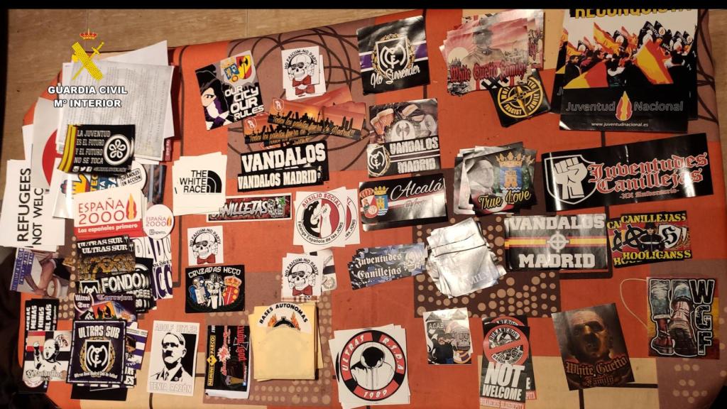 Propaganda neonazi hallada en los registros.