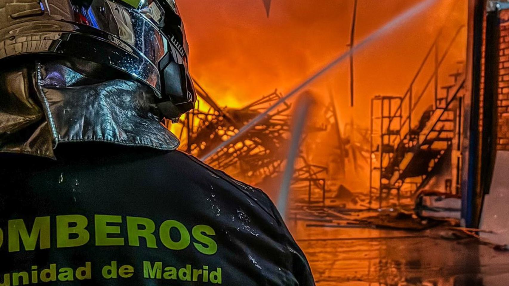 Una imagen de un bombero en el incendio.