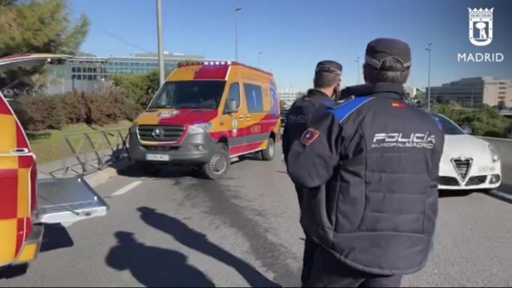 Sanitarios y la Policía en el lugar de los hechos.