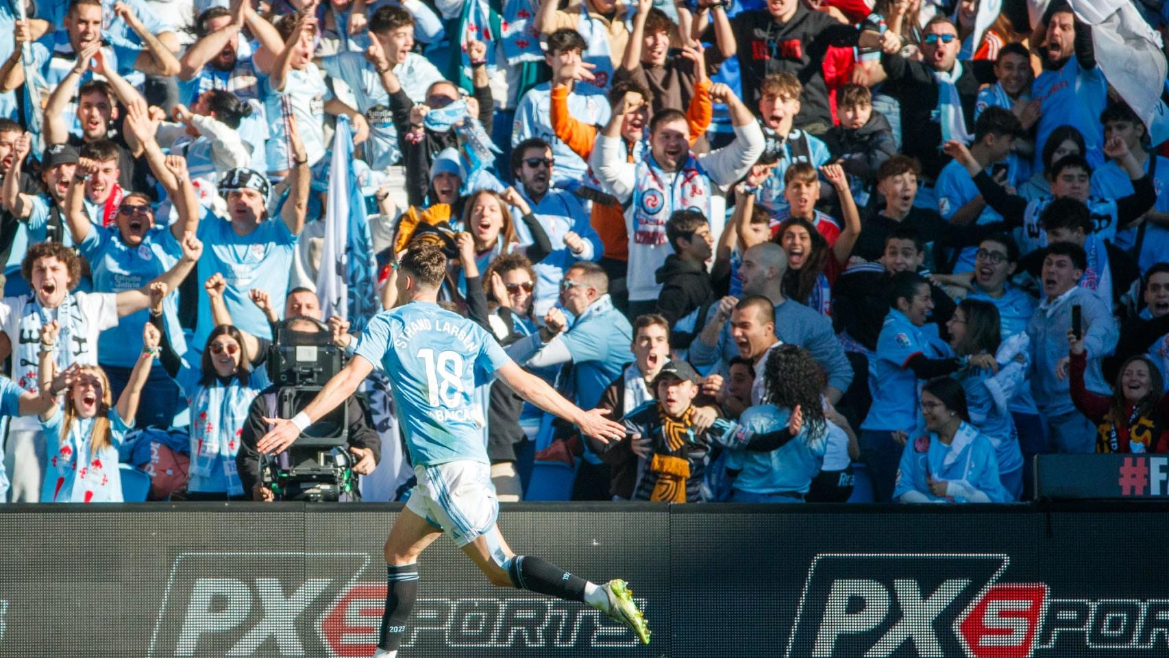 Larsen celebra el gol en Balaídos, a 16 de diciembre de 2023.