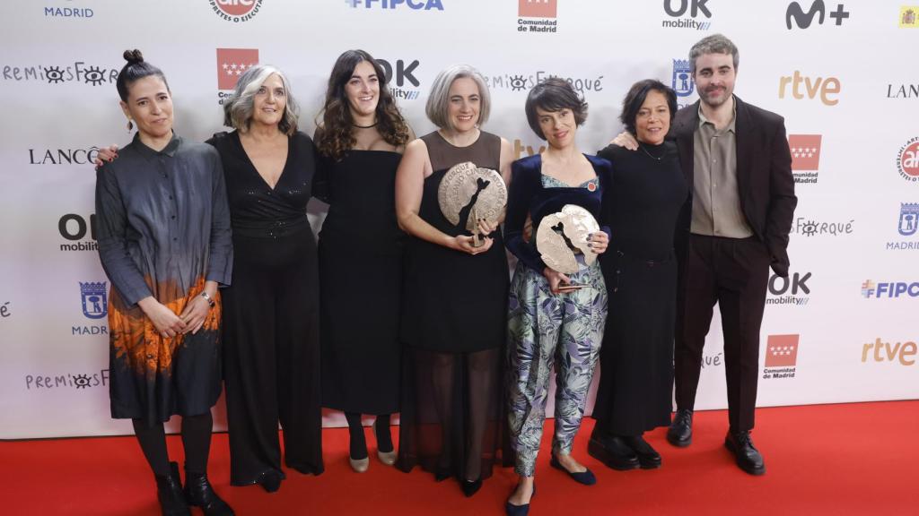 Estibaliz Urresola (tercera desde la derecha) y su equipo posan con el Forqué de Cine y educación en valores y el Forqué al mejor largometraje de ficción por su película '20.000 especies de abejas', durante la gala de entrega de los Premios Forqué 2023 que se ha celebrado este sábado en el Palacio de IFEMA, en Madrid. Foto: Aitor Martín / EFE