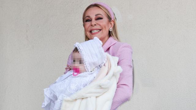 Ana Obregón junto a su nieta, Ana Sandra, en su bautizo.